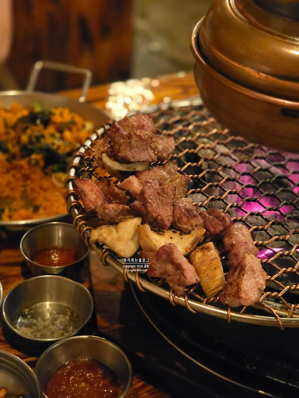 숯불에 올라간 생갈비살
