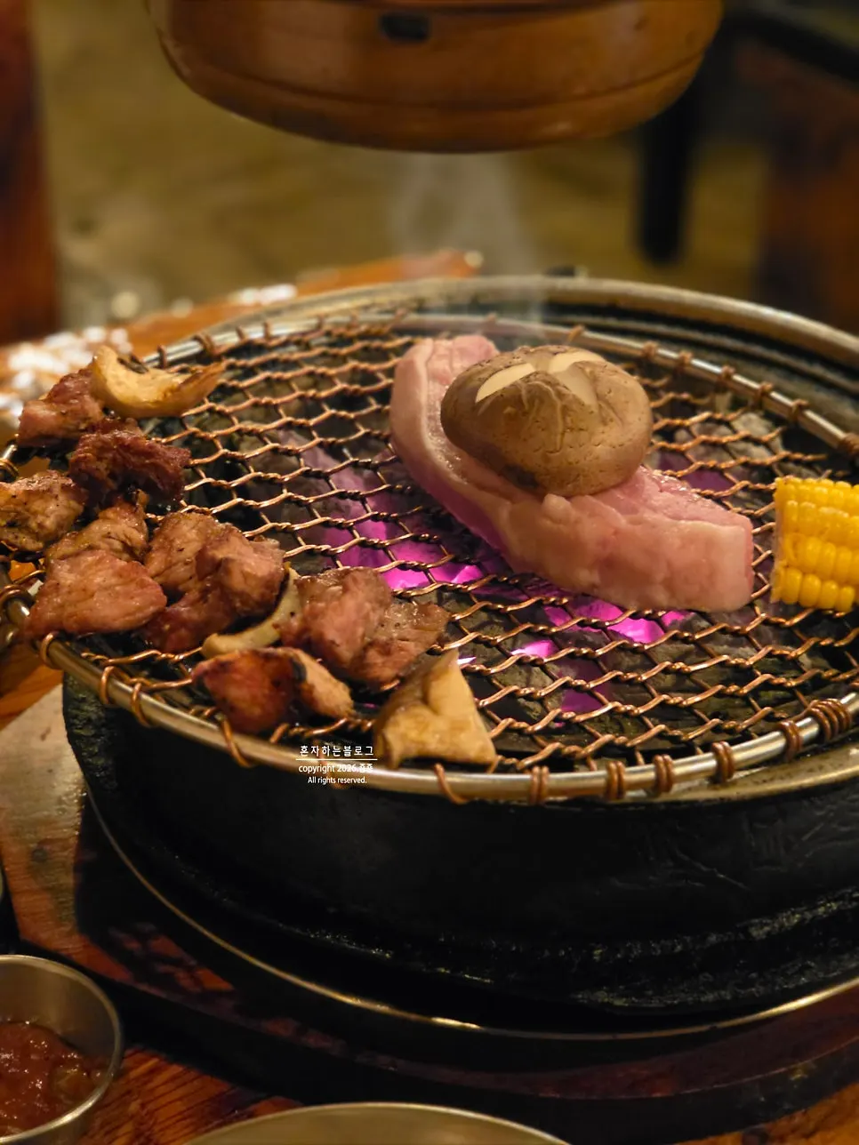 구워진 생갈비살 클로즈업