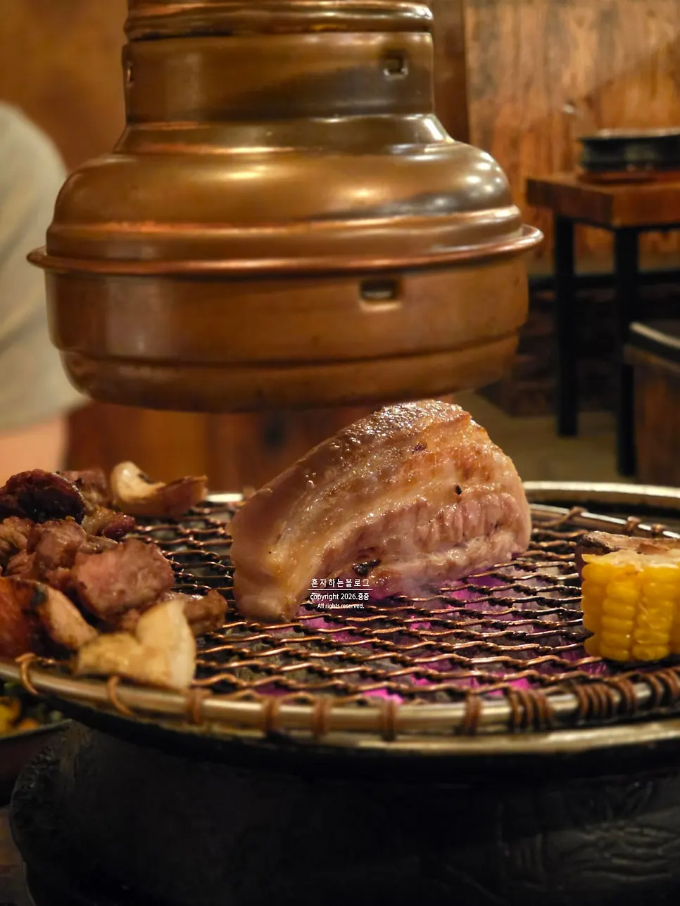 두툼한 오겹살 숯불 구이