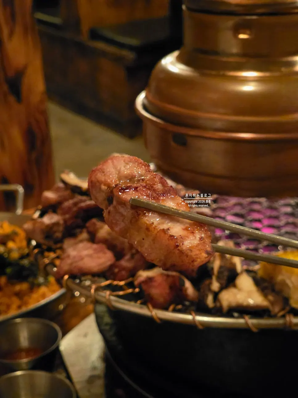 겉이 바삭하게 구워진 오겹살 한 점