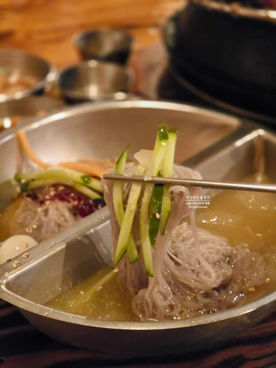물냉면과 비빔냉면이 함께 나온 반반냉면