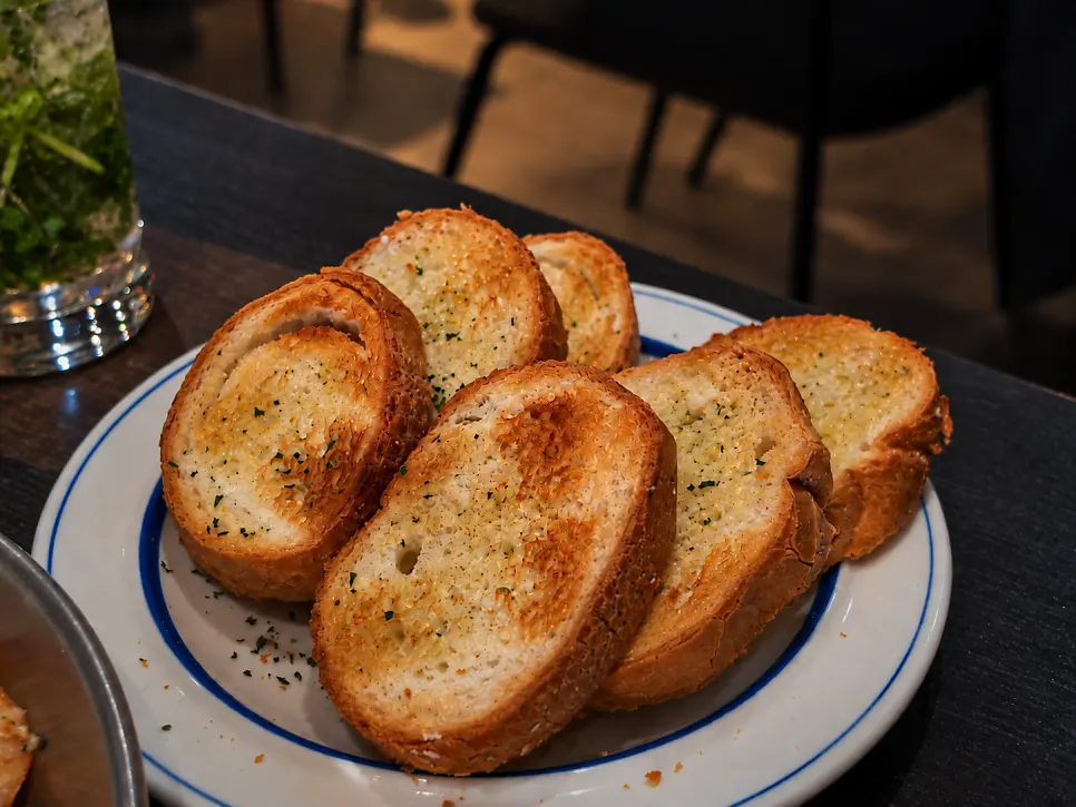 Toasted baguette served with the gambas