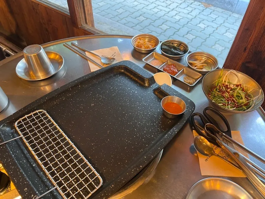 파절임과 김치, 명이나물 등 기본 상차림