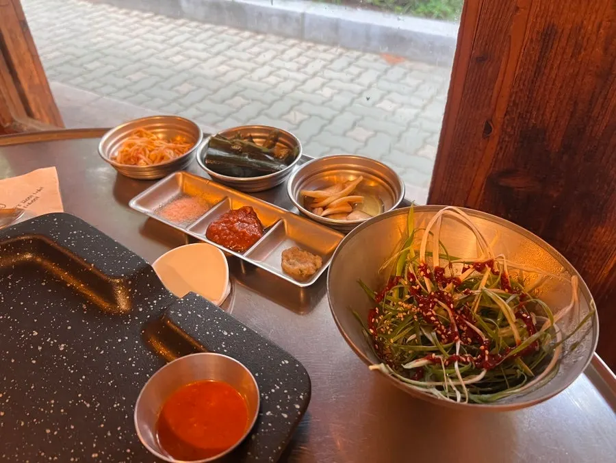 소금 쌈장 와사비 멜젓이 놓인 테이블