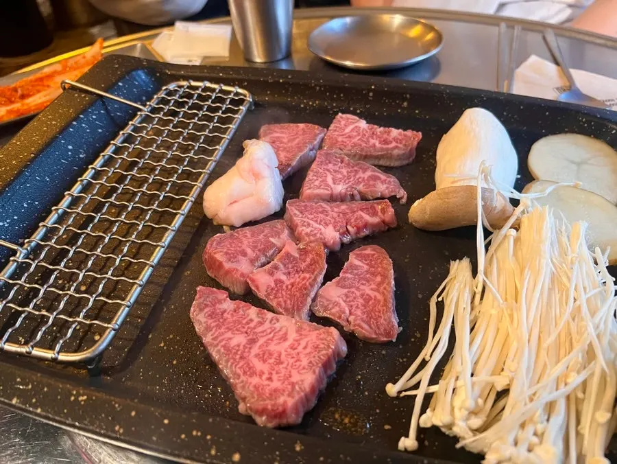 목살과 갈비살, 한우가 담긴 2인세트 구성