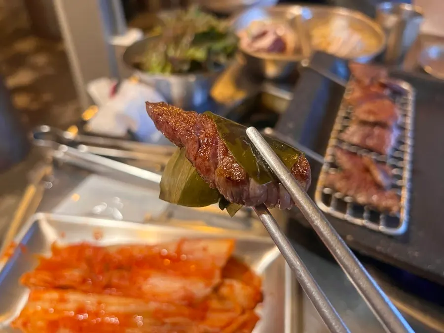 소금과 와사비를 곁들인 살치살 한 점