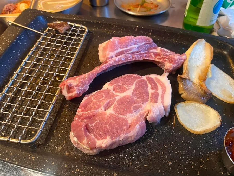 갈빗대에 붙어 나온 한돈 갈비살