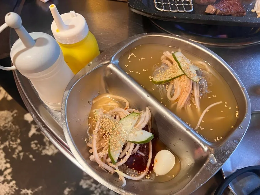 물냉면과 비빔냉면이 한 그릇에 담긴 반반 냉면
