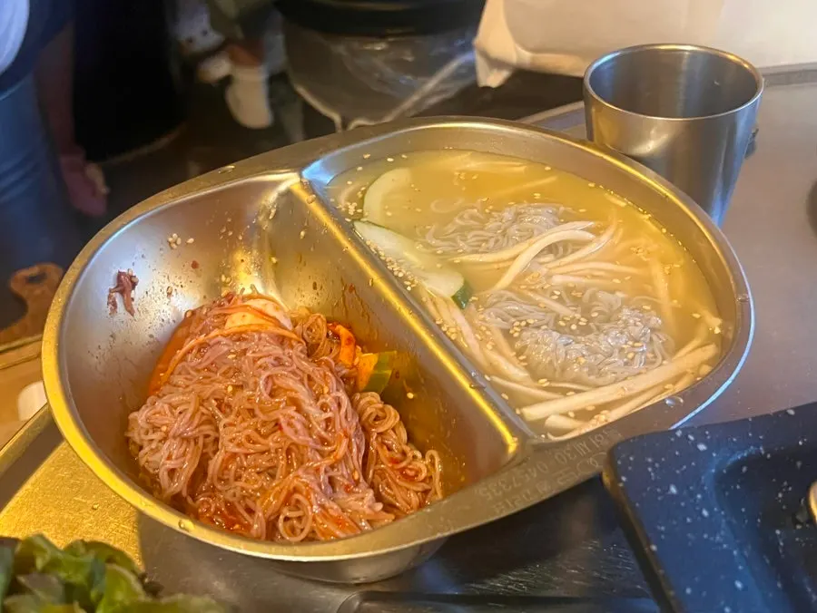 식초와 겨자를 넣어 비빈 반반 냉면