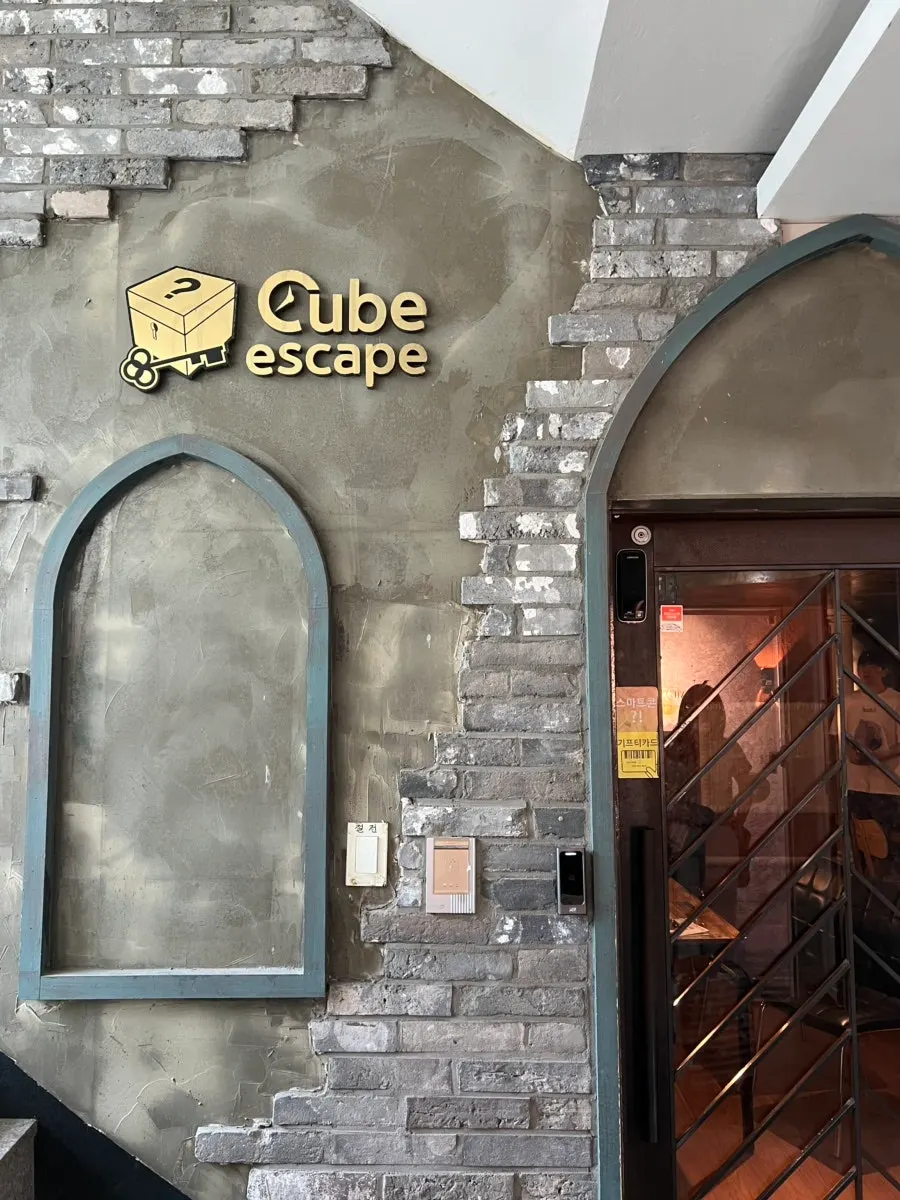 Entrance signage at Cube Escape Hongdae Branch