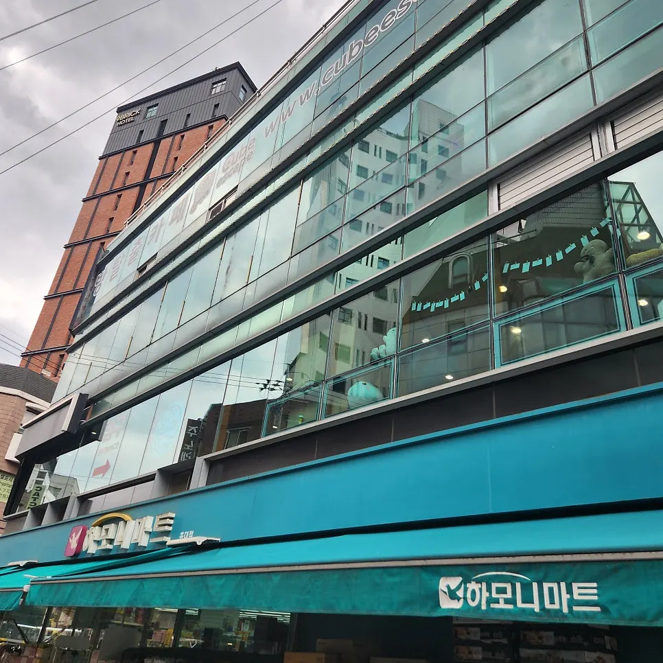 홍대 거리에서 방탈출카페로 향하는 길