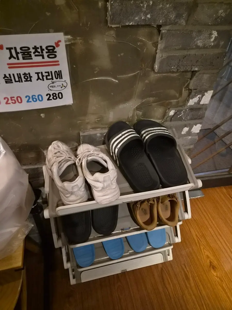 짐과 신발을 보관하는 락커와 충전기