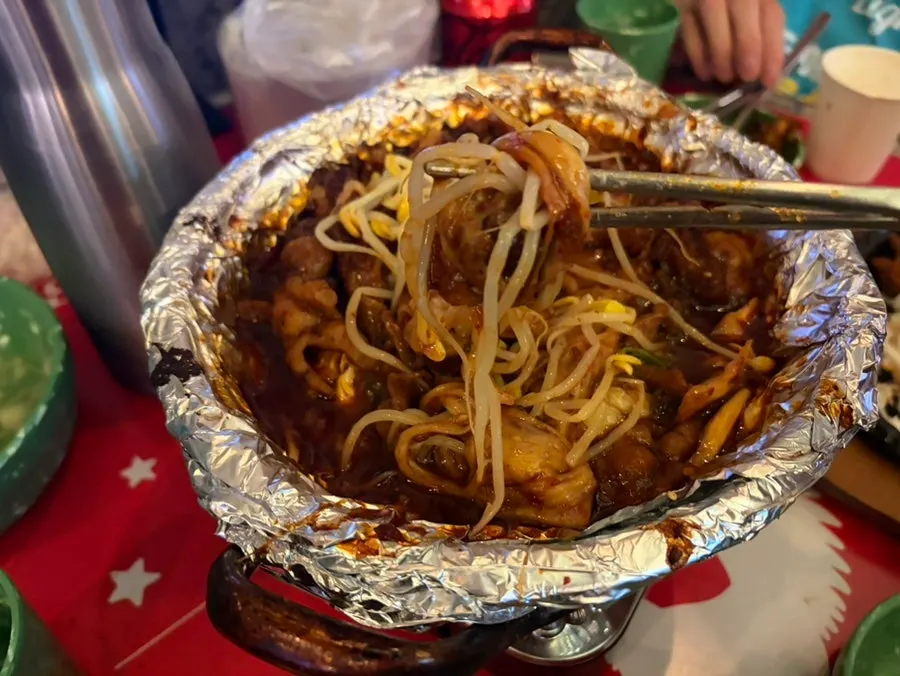 콩나물에 돌돌 말아 먹는 무뼈닭발