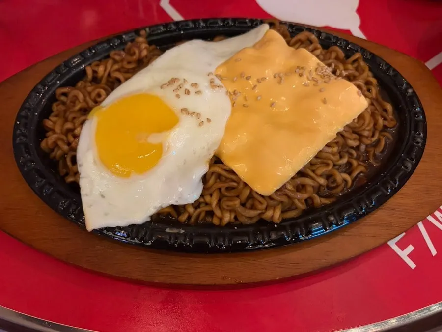 계란후라이와 치즈를 올린 짜계치