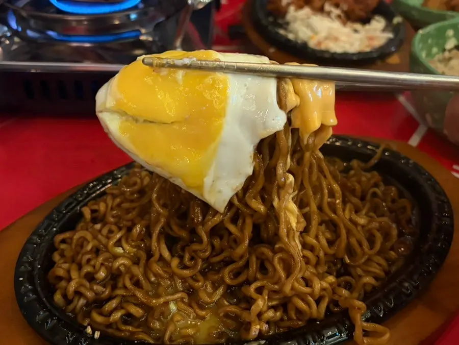 짜계치 면을 닭발에 싸 먹는 모습