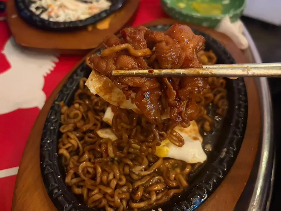 닭발과 사이드가 함께 차려진 테이블