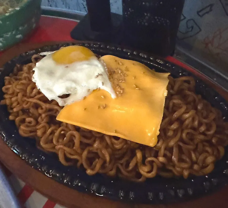 청년닭발한상과 파인애플소주가 차려진 테이블