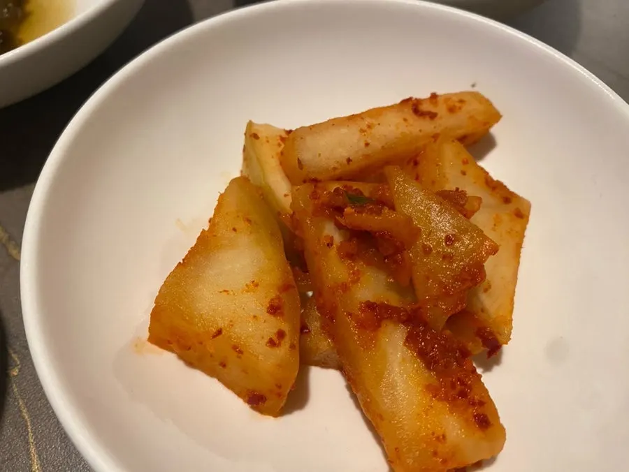 Kkakdugi and napa cabbage kimchi side dishes