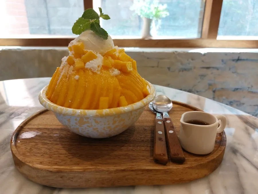 Snow-flake bingsu topped with peach flesh