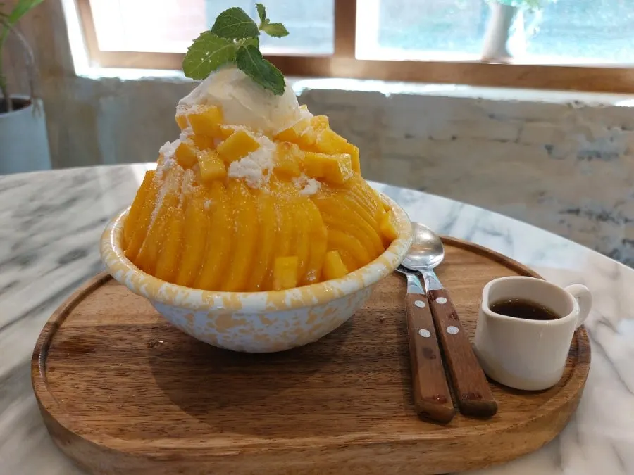 Peach bingsu and desserts on the table