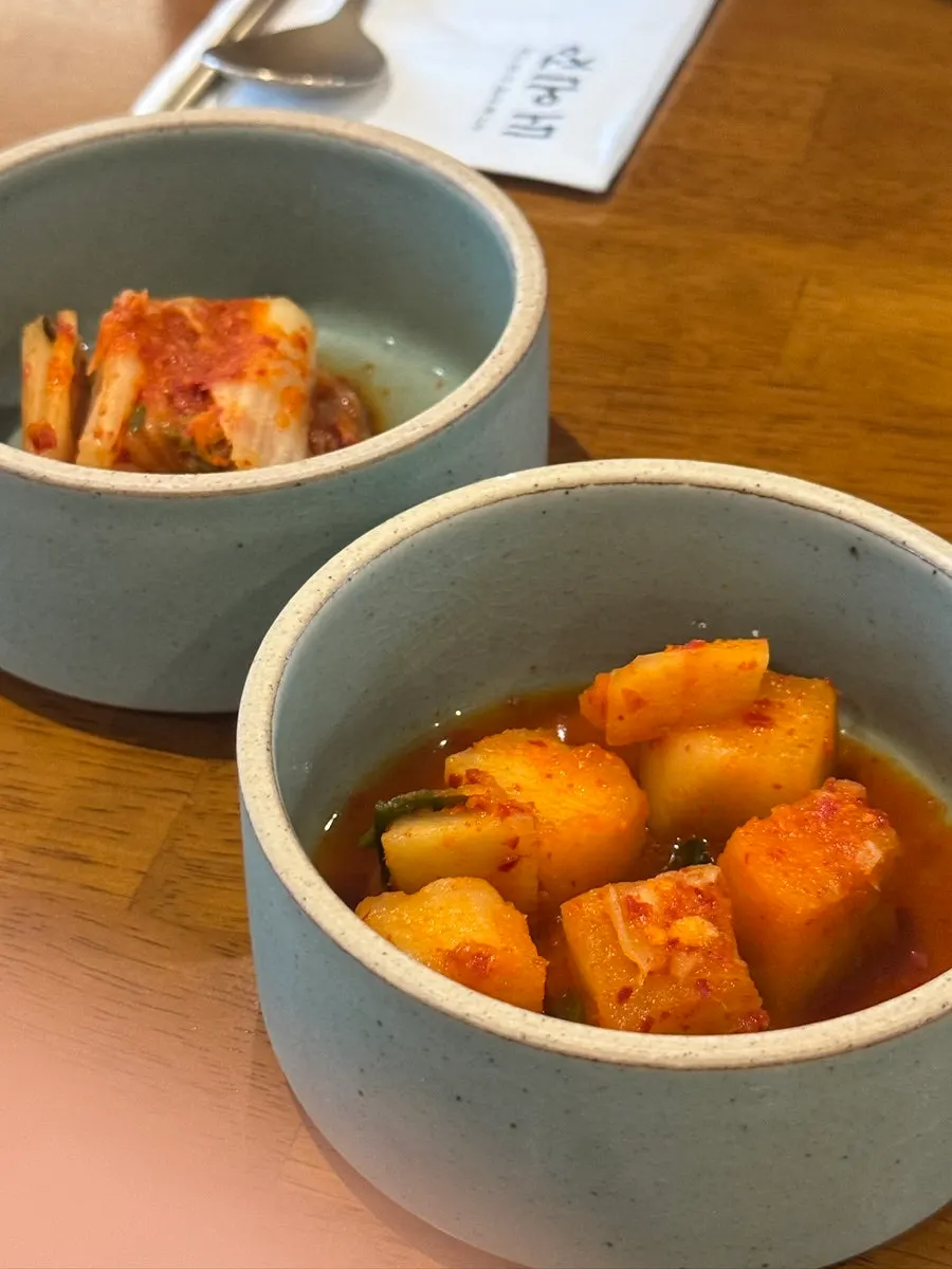 맑은곰탕과 반찬이 놓인 테이블