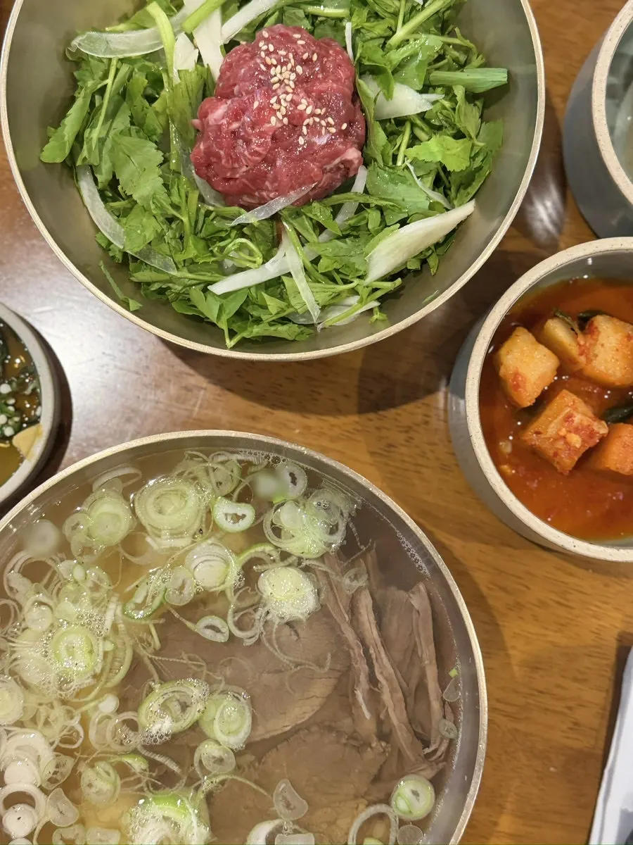 맑고 기름기 없는 한우곰탕 국물