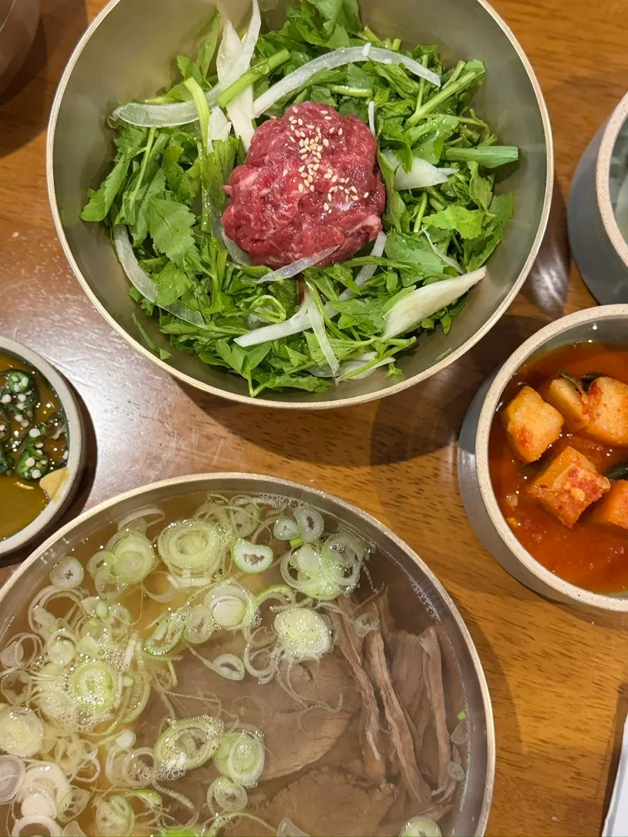 곰탕 속 부드럽게 삶은 한우 고기