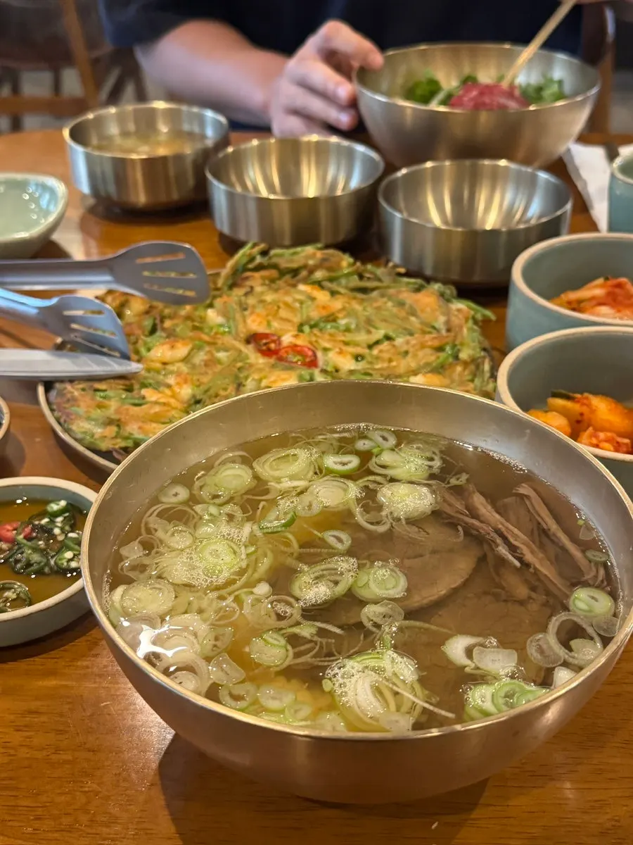곰탕과 밥을 함께 놓은 점심 상