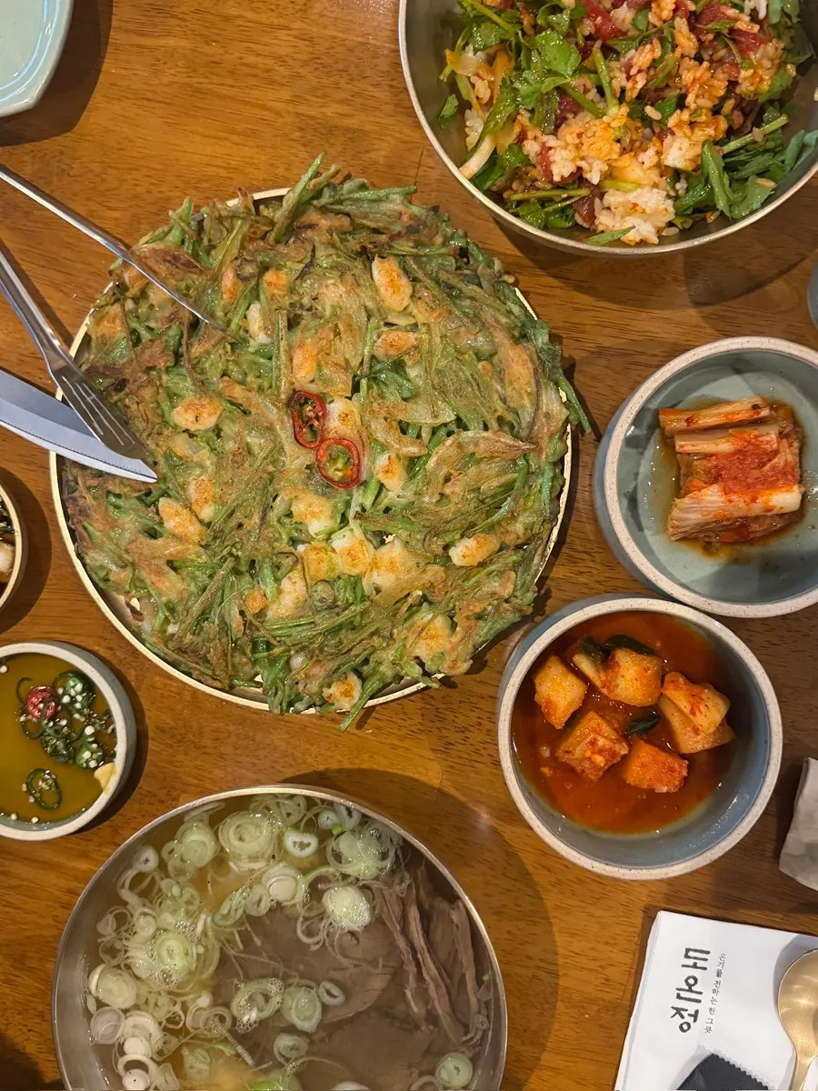 바삭하게 부쳐진 새우미나리전 단면