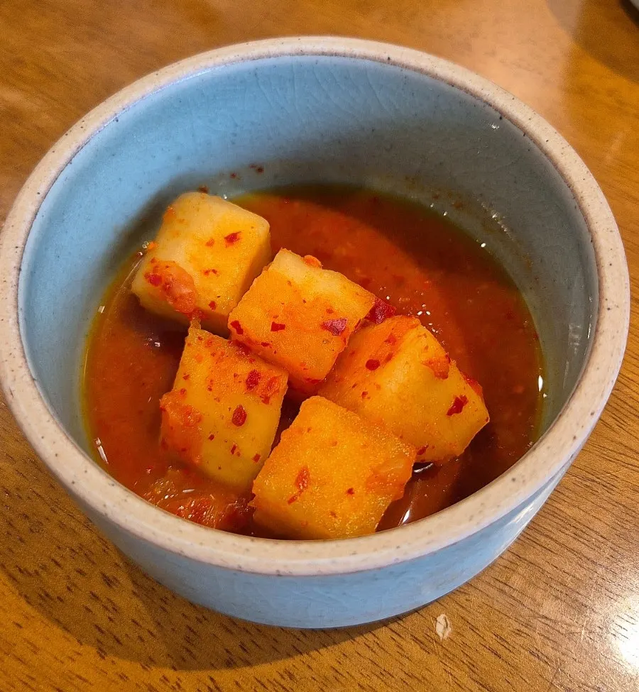 정갈한 그릇에 담긴 도온정 깍두기