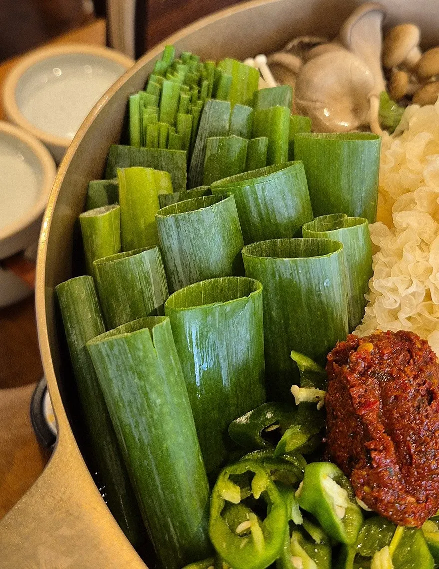 곱창과 사태, 스지, 버섯이 담긴 전골 냄비