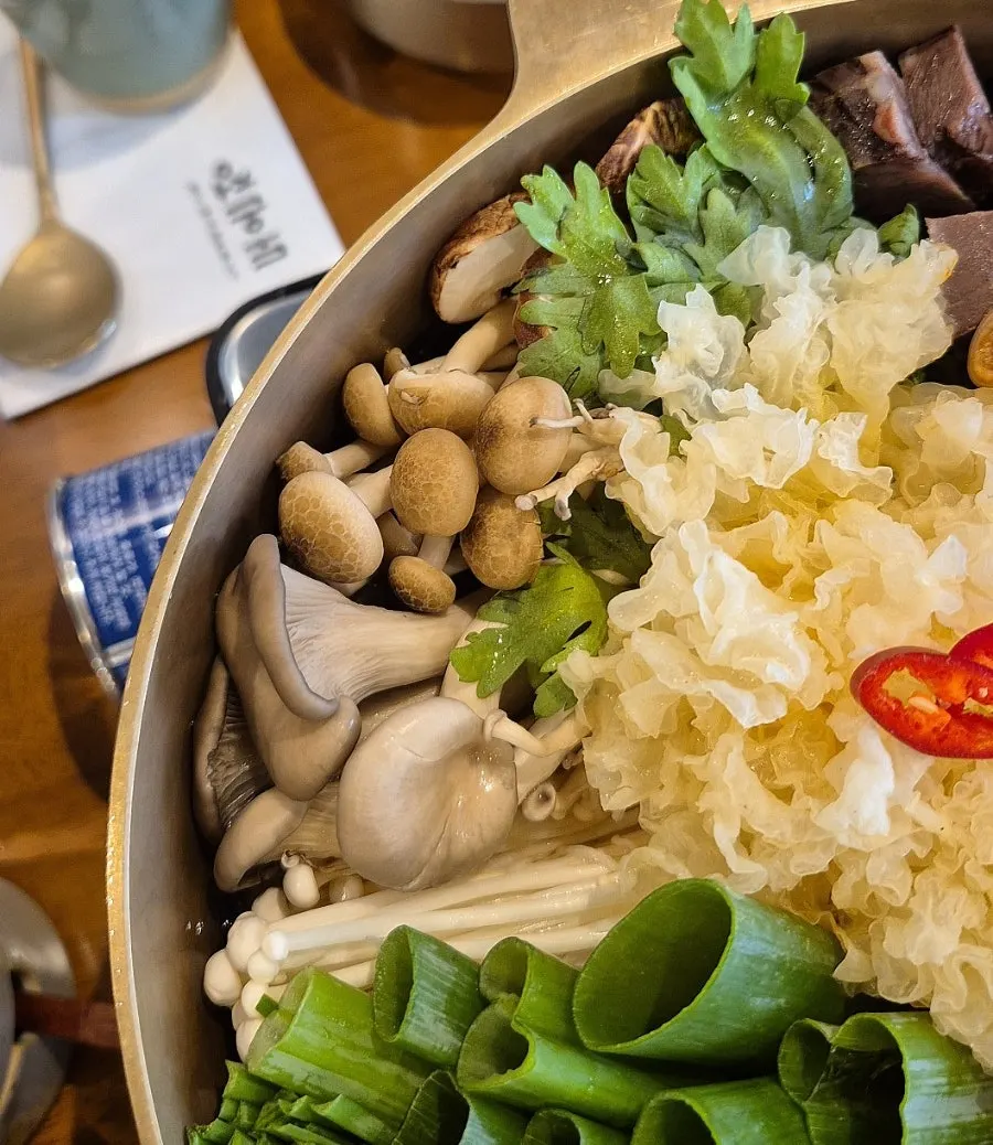 끓이기 전 재료가 올라간 한우곱창전골