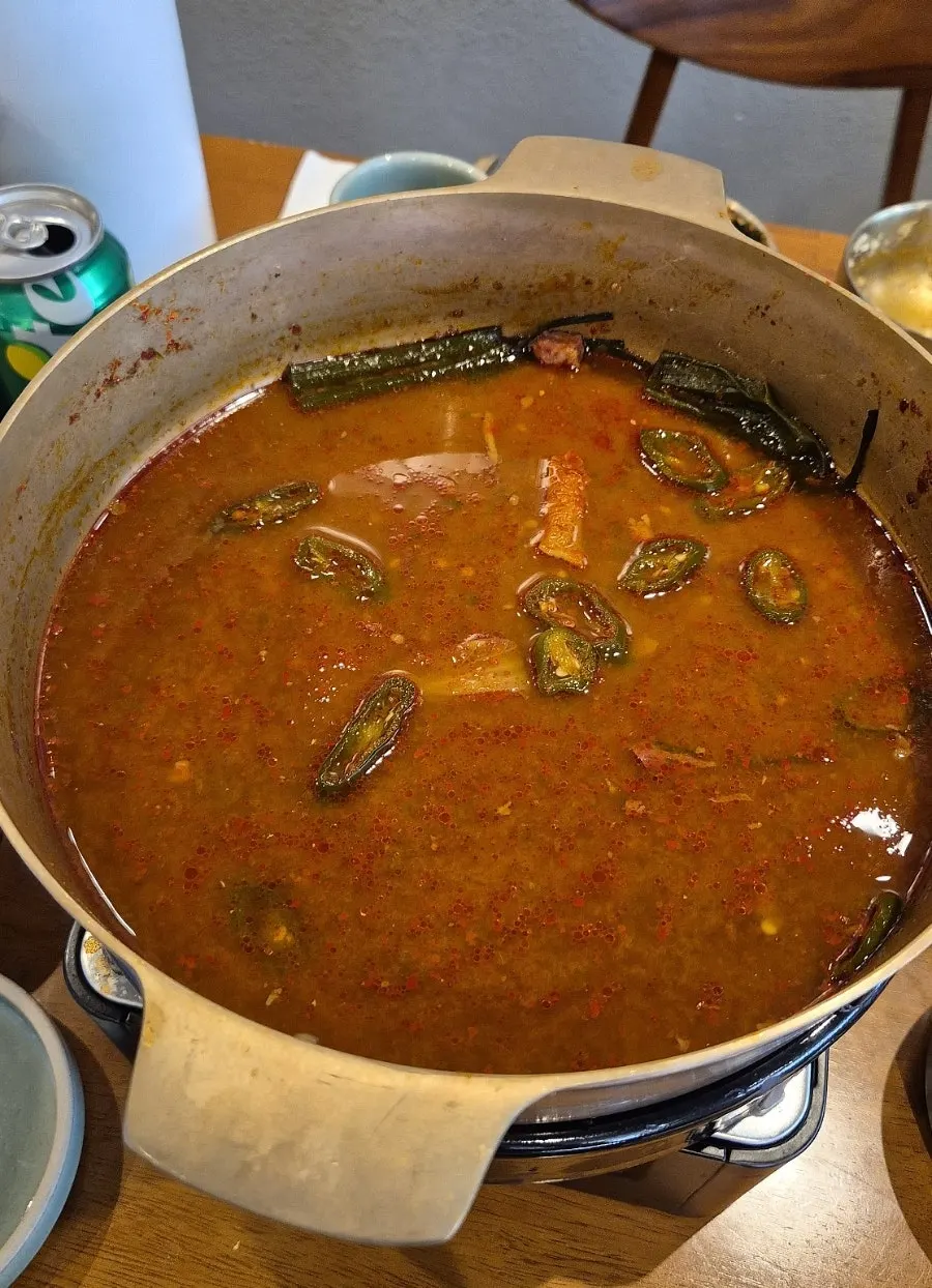 버섯과 파가 어우러진 한우곱창전골