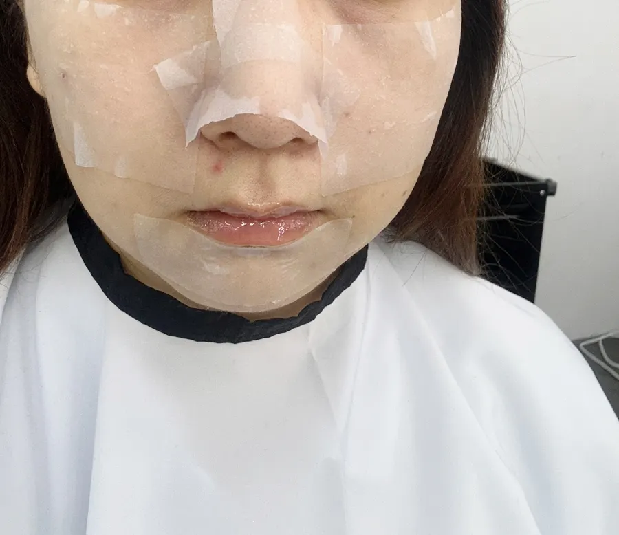 메이크업 시작 전 스킨팩과 립밤 단계