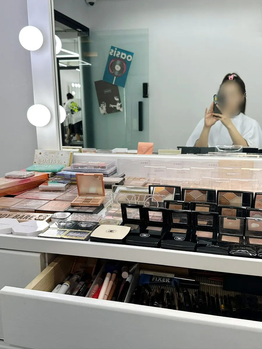 담요를 덮고 진행되는 메이크업 과정