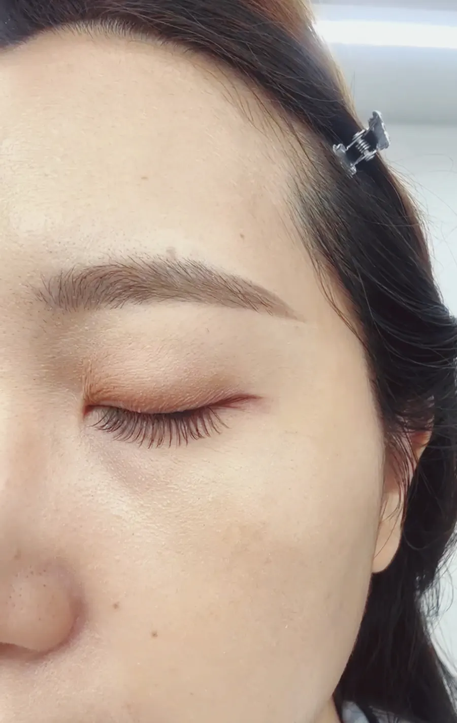 무쌍 눈 화장과 속눈썹을 붙인 완성 눈매