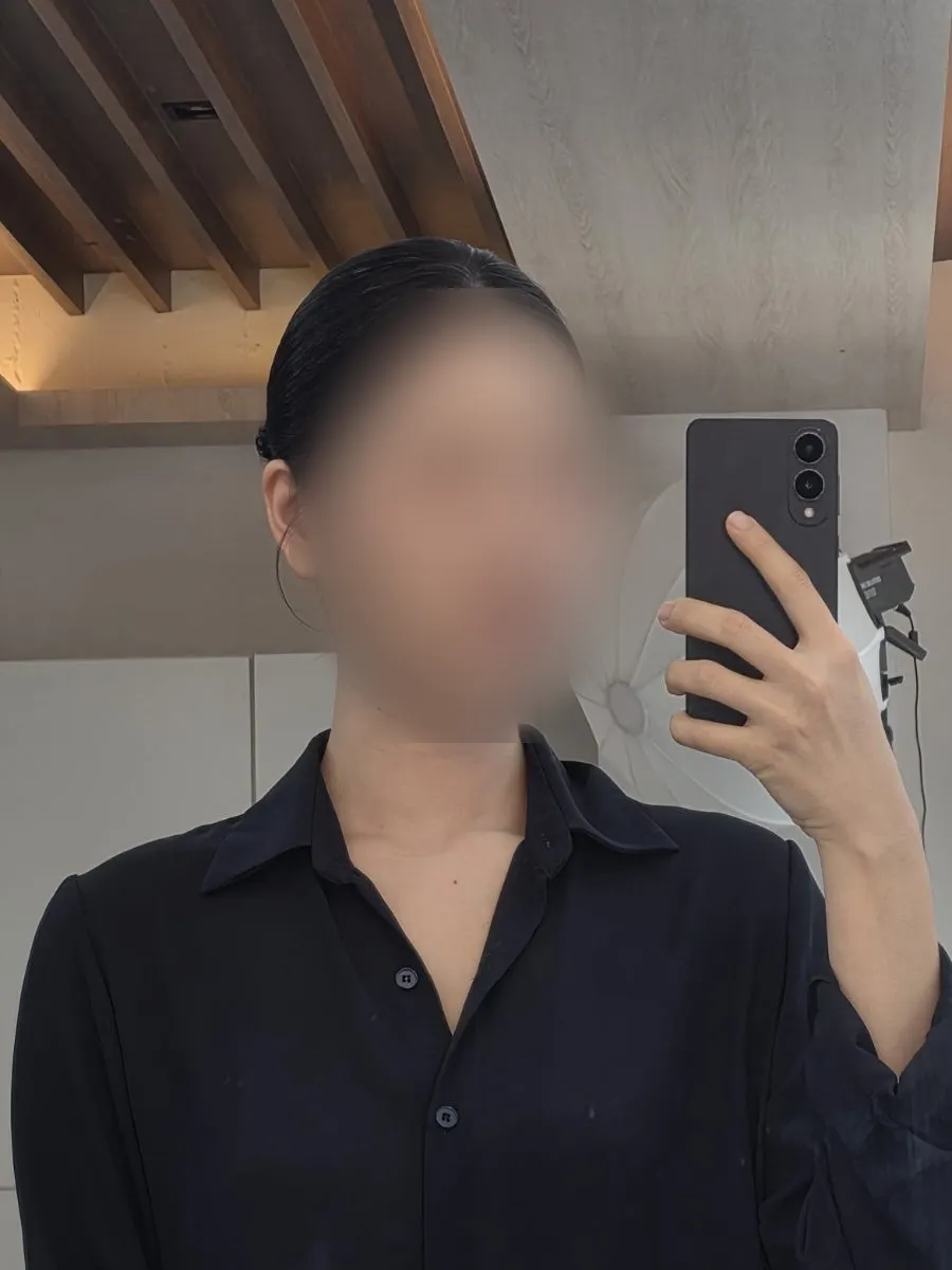 Choosing the bangs style on the day using a reference photo