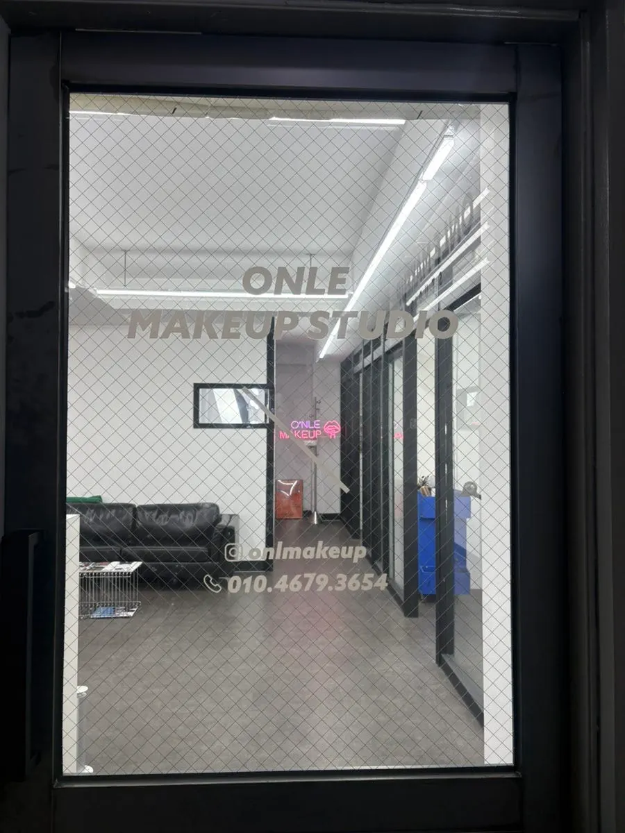 Entrance of Today Makeup, a makeup salon near Hongik University Station