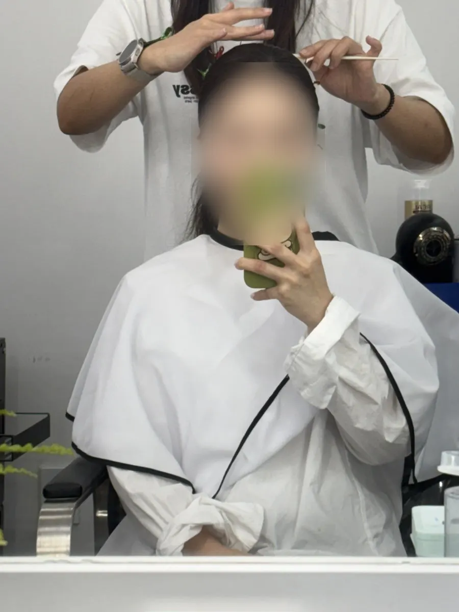 Side view of the voluminous wedding slicked-back style