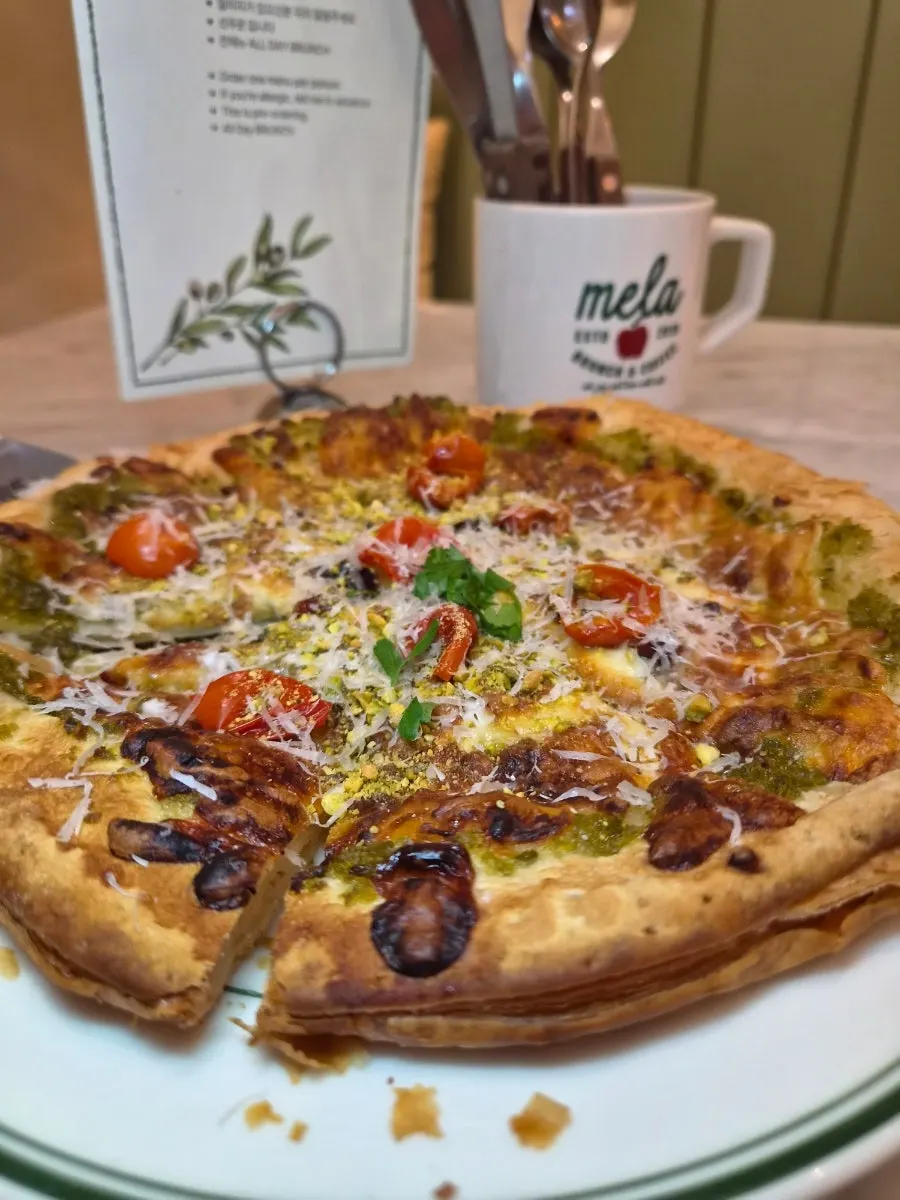 Full view of the pistachio jalapeño pizza