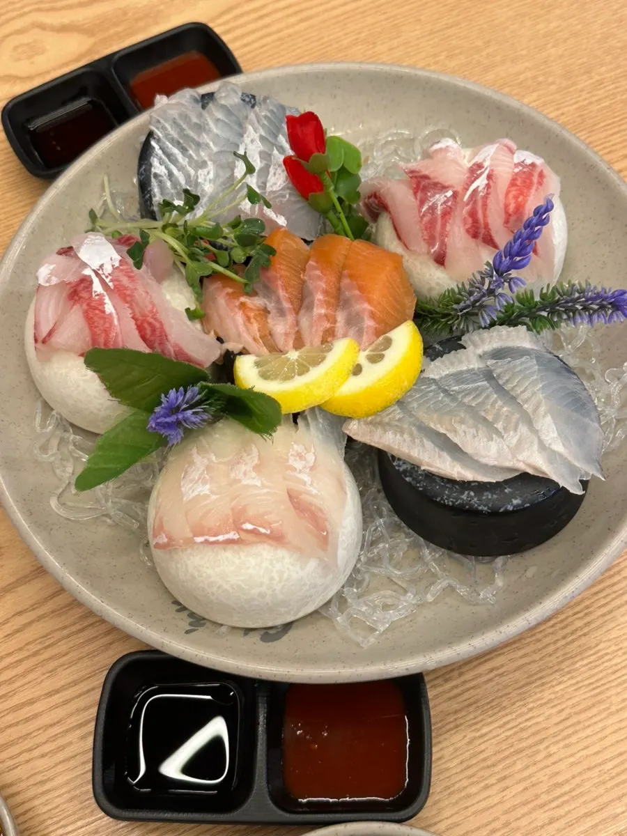 Small assorted sashimi platter with various types of fish