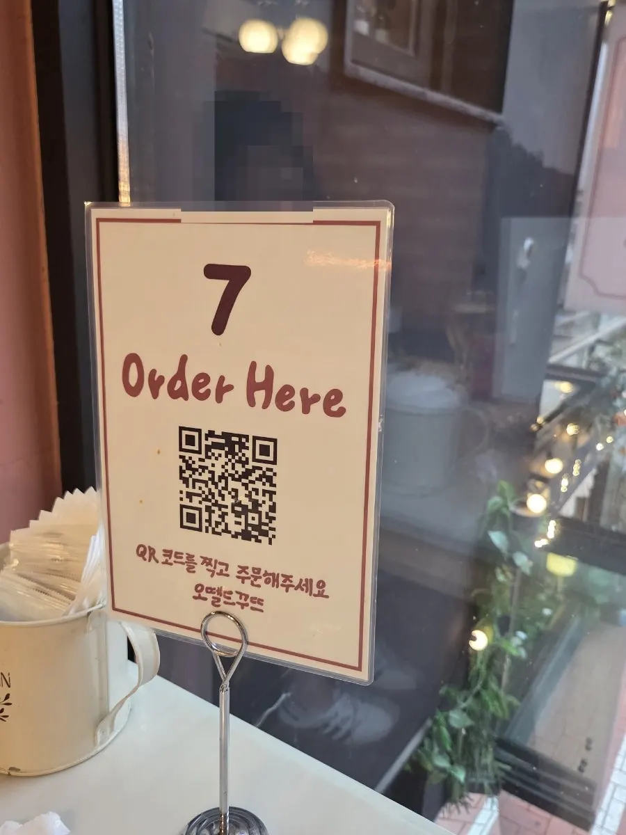 테이블 위 QR 주문 안내