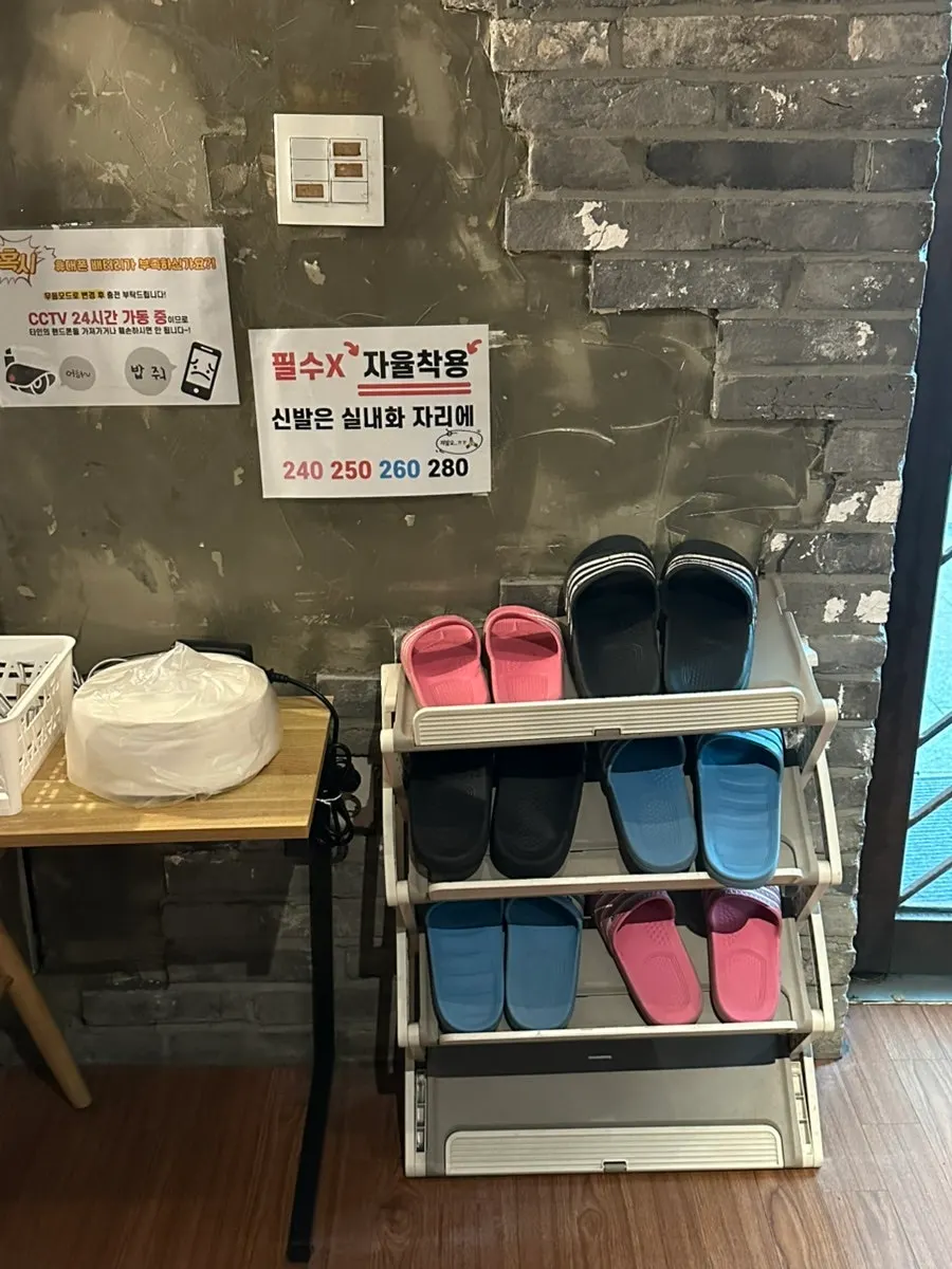 건물 4층 큐브이스케이프 홍대점으로 올라가는 길