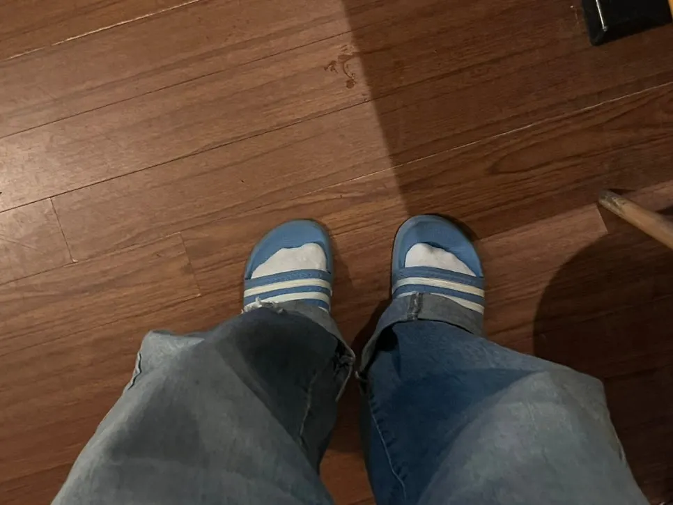 방탈출 카페 내부 대기 좌석과 안내