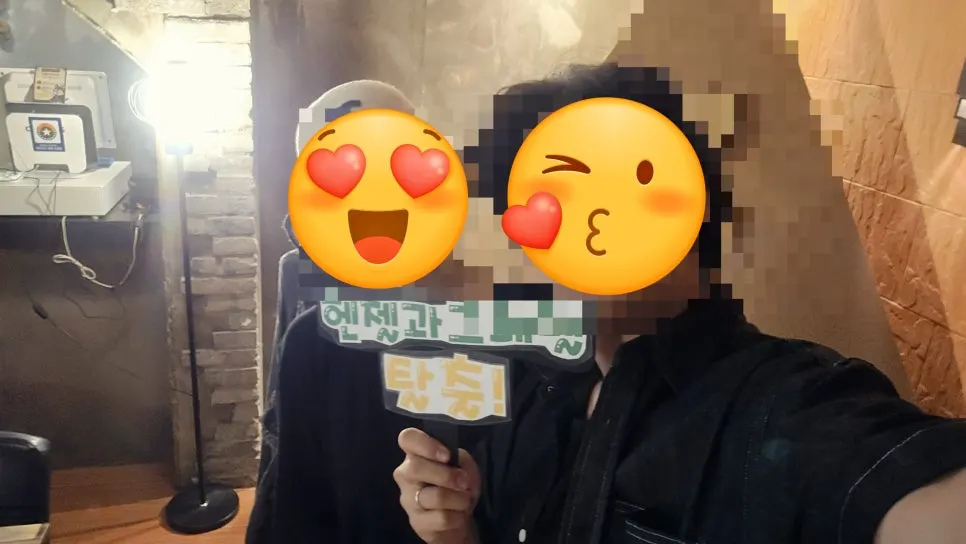 둘이 문제를 풀며 대화하는 장면