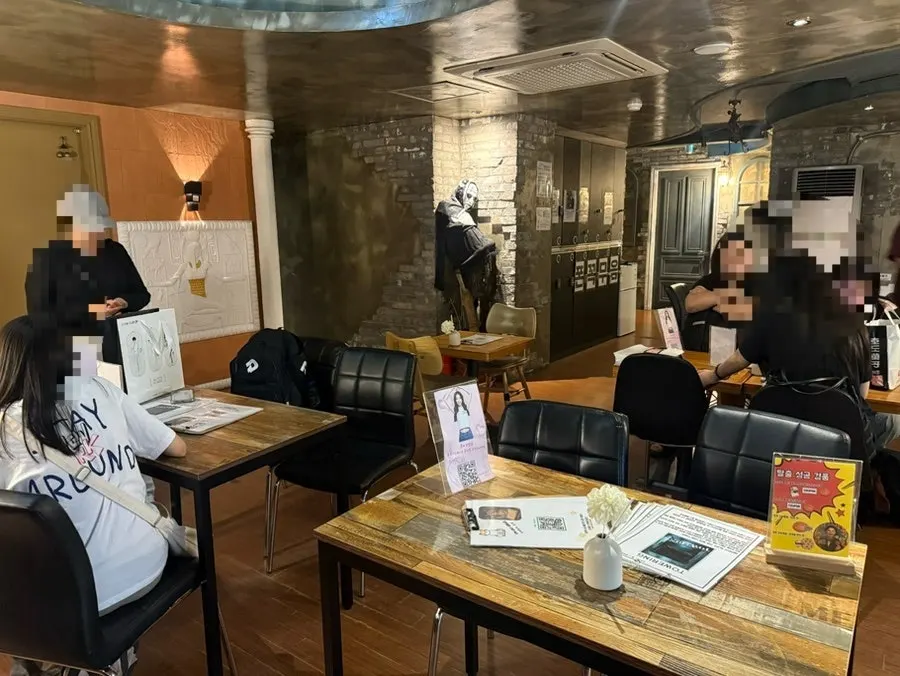 방탈출 카페 대기 공간 가로 전경