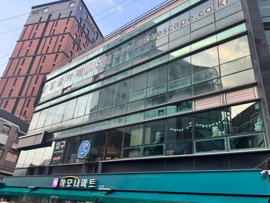 Interior of the Cube Escape Hongdae Branch escape room café