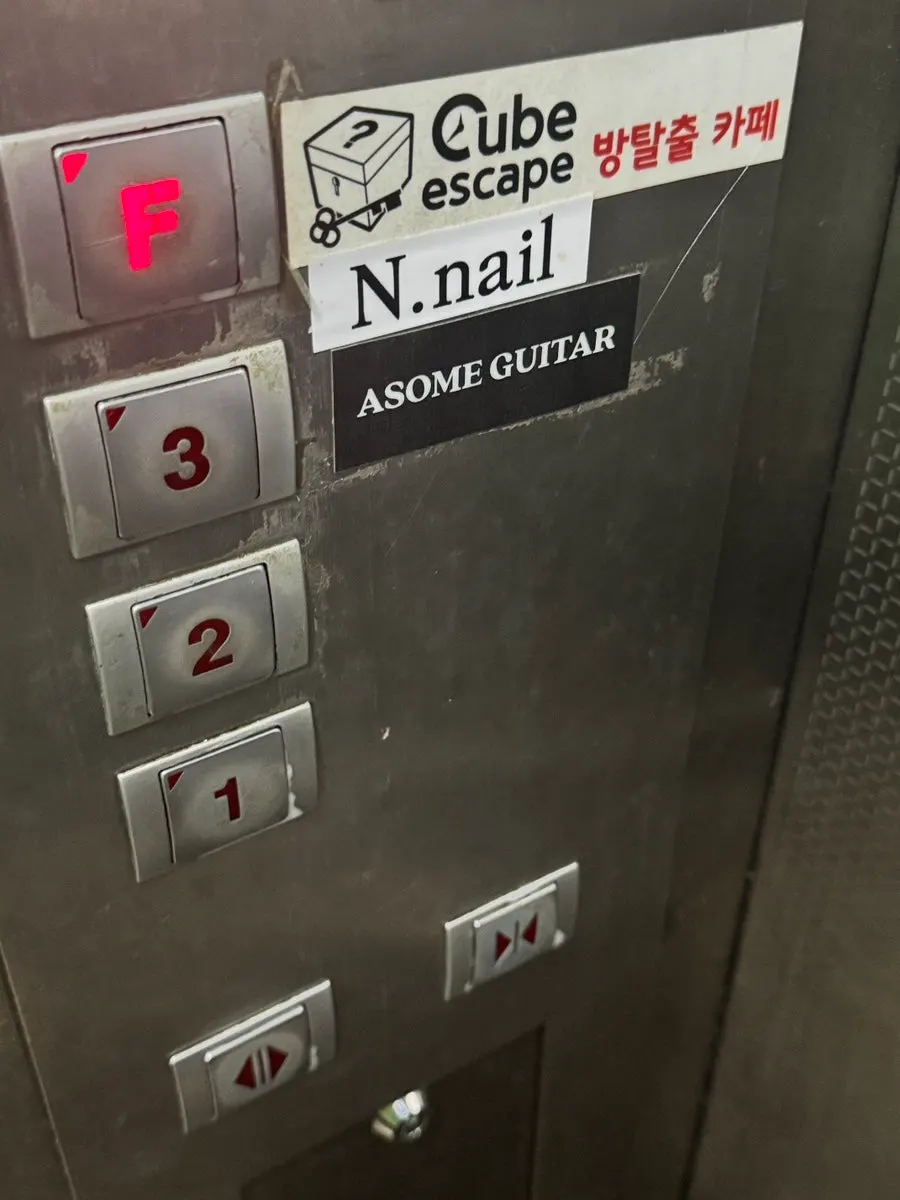 Vertical shot of theme information at Cube Escape Hongdae Branch