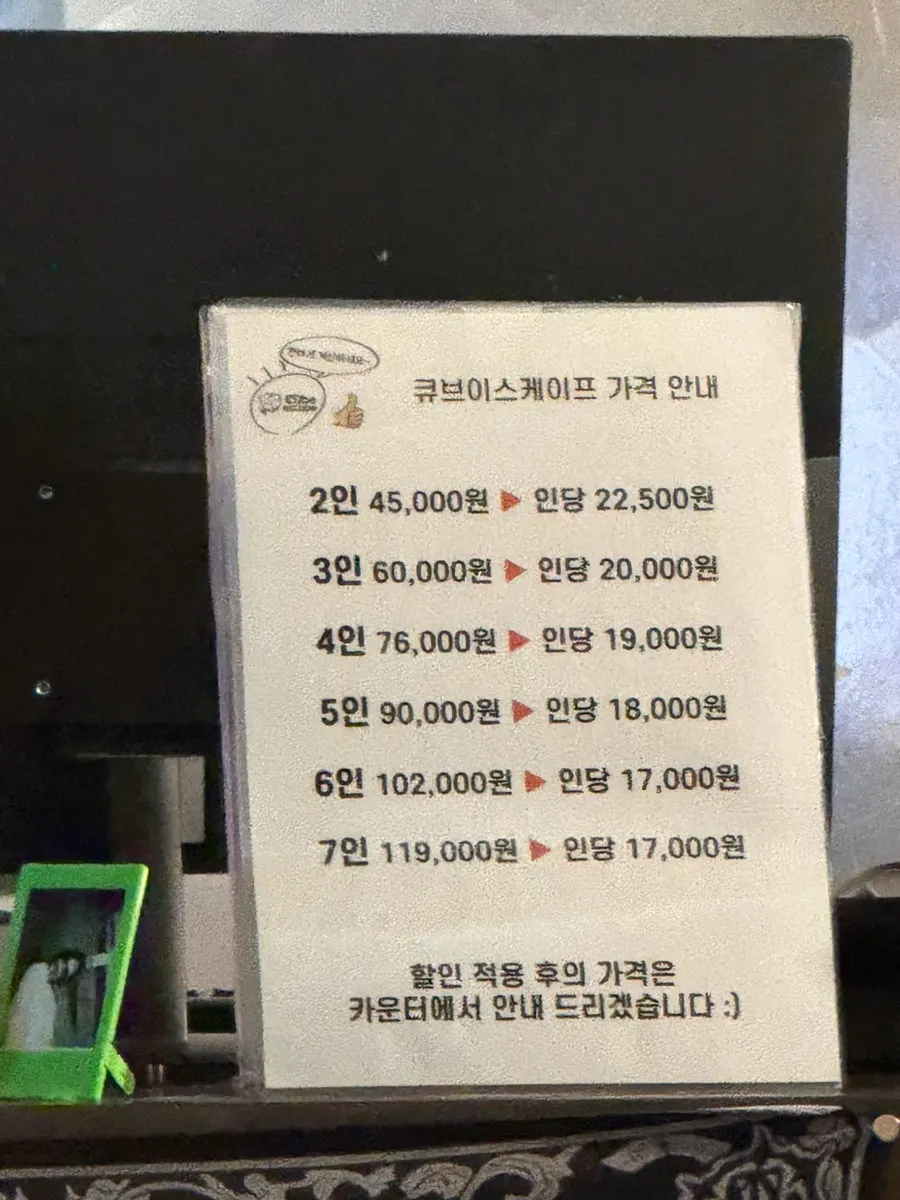 조명이 어둑한 대기 공간 좌석