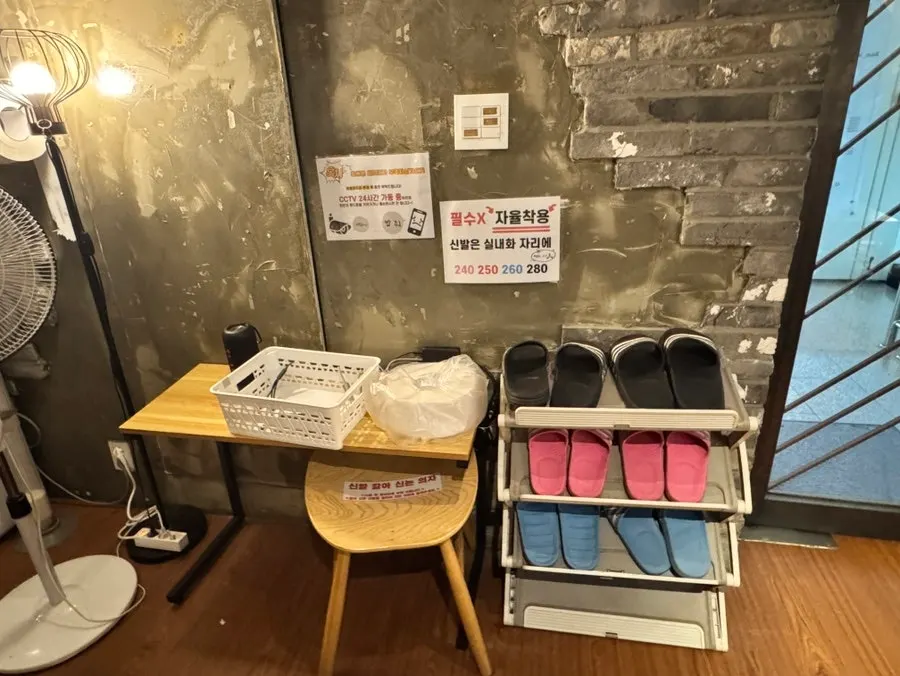 One corner of the waiting area at Cube Escape Hongdae Branch